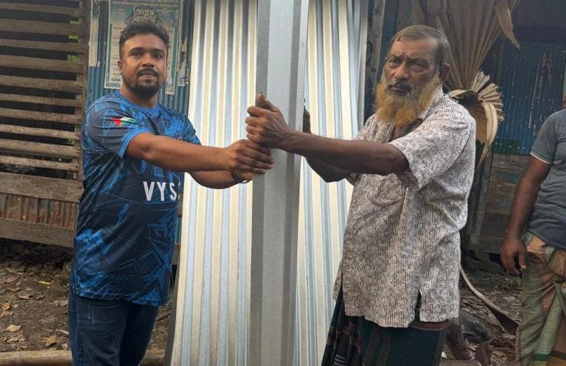 অসহায় চা বিক্রেতার দোকান মেরামতে ঢেউটিন দিলেন জাহিদুল ইসলাম