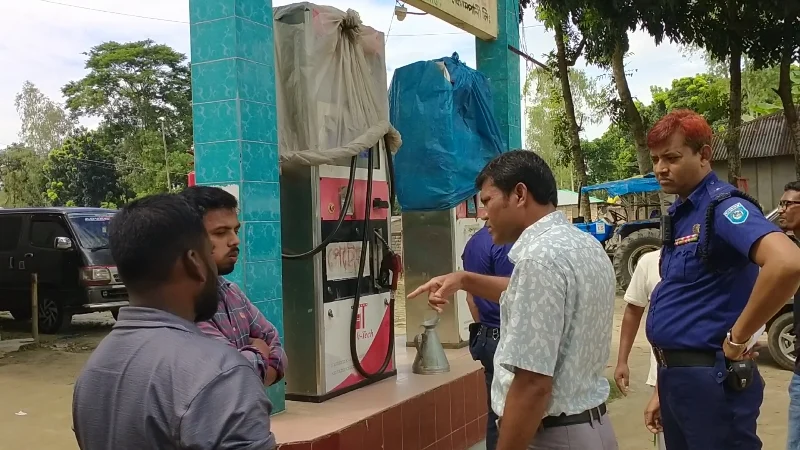 ঠাকুরগাঁওয়ে নির্দেশনা অমান্য করে বাড়তি দামে তেল বিক্রি, ক্ষোভ