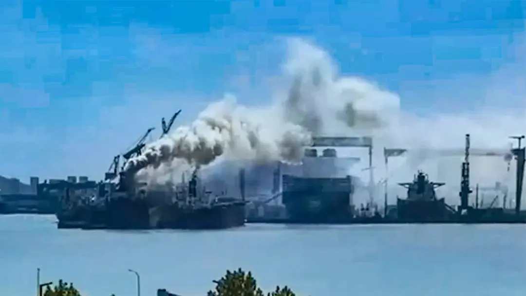 চীনের কিংদাও বন্দরে কার্গো জাহাজে ভয়াবহ আগুন