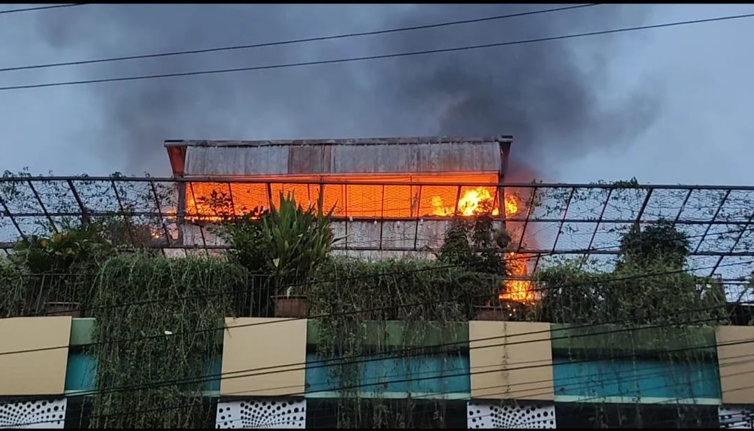 রাঙামাটিতে হোটেল কসমসের রুফটপ রেস্টুরেন্টে ভয়াবহ আগুন, রক্ষা পেলেন অতিথিরা