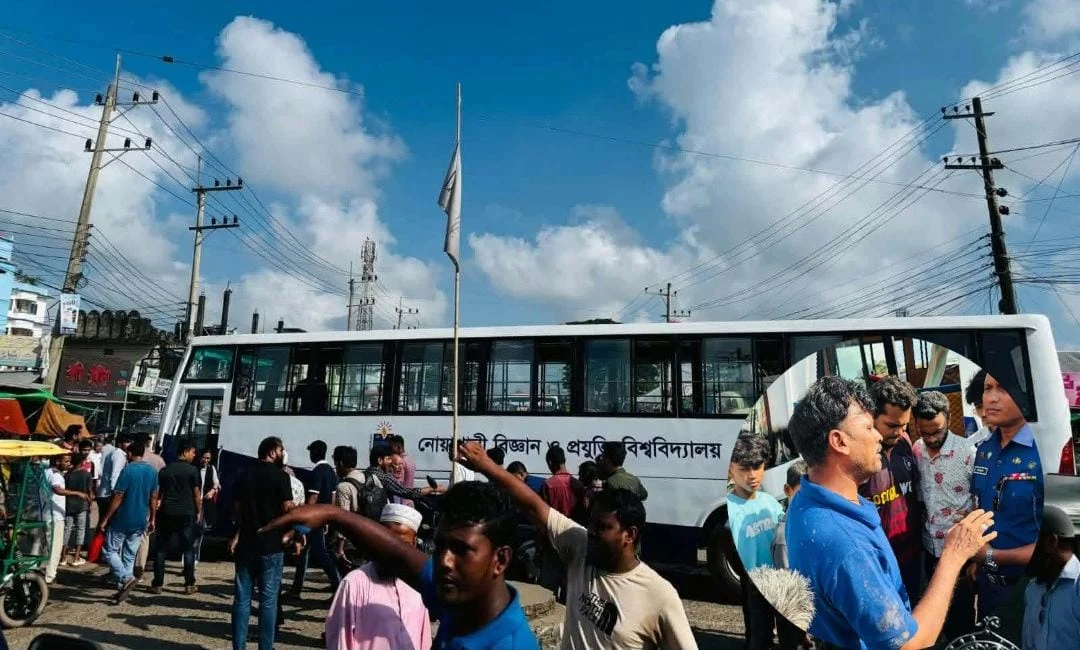 নোবিপ্রবি বাসচালককে মারধর, গ্রেপ্তার ২