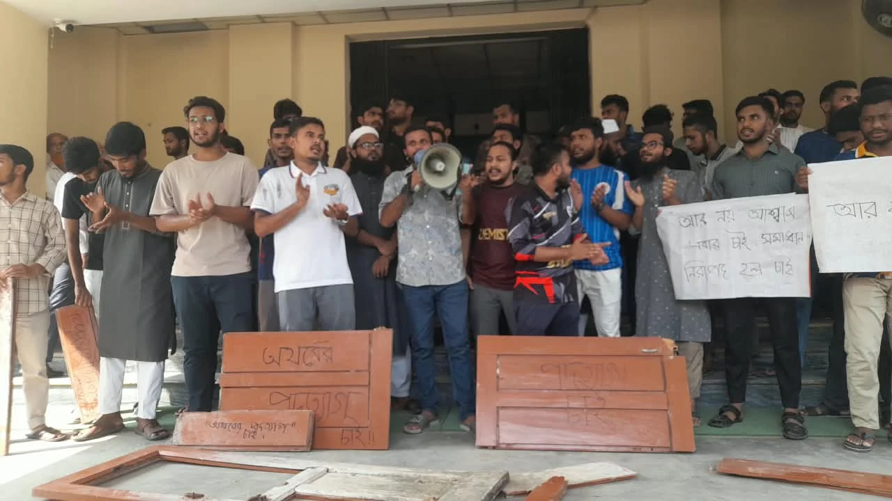 রাবিতে সাপে কাটা শিক্ষার্থী আইসিইউতে, প্রাধ্যক্ষের পদত্যাগ দাবি