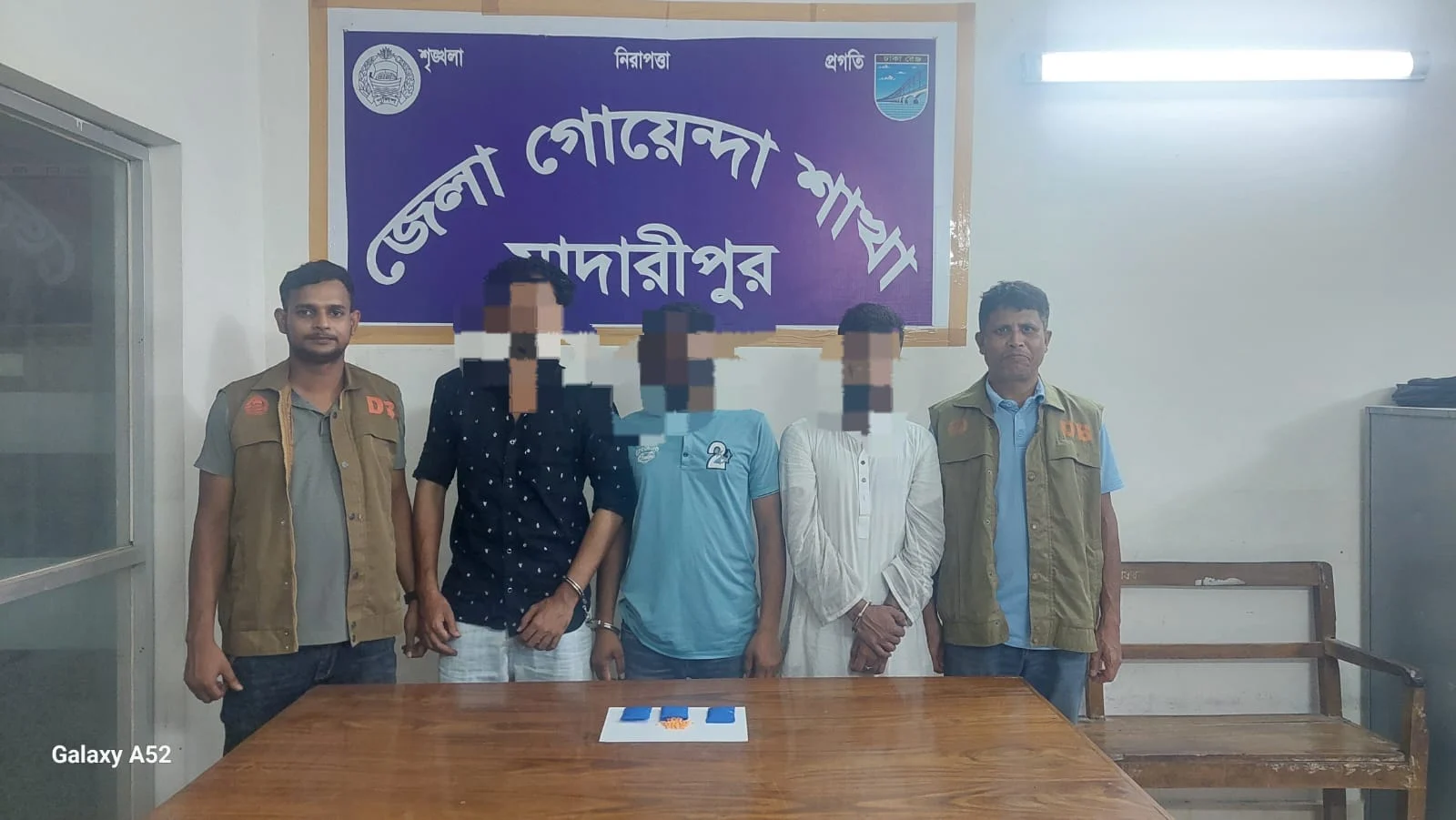 মাদারীপুরে ৬৫০ পিস ইয়াবাসহ গ্রেপ্তার ৬