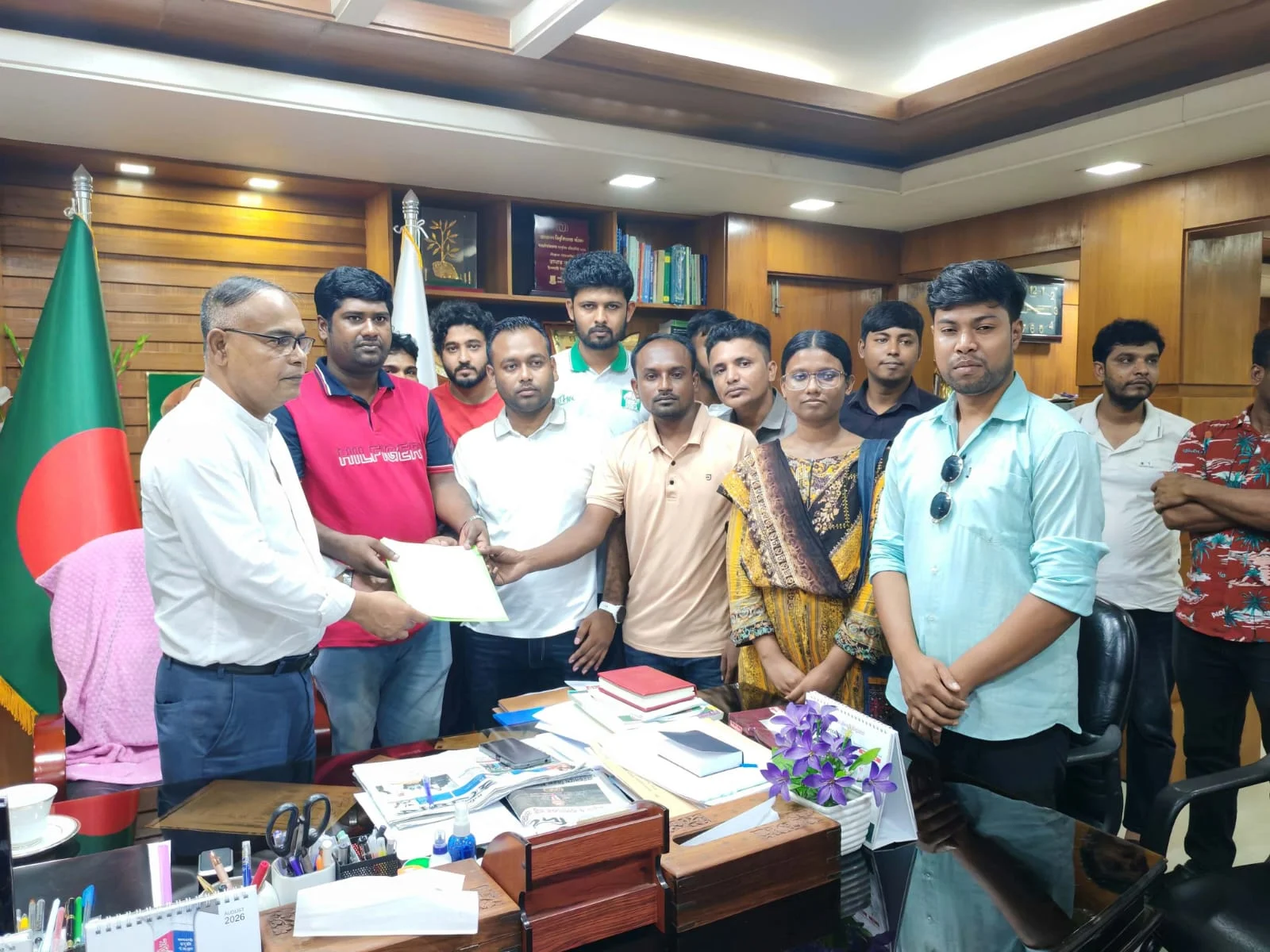 ইবিতে ডেঙ্গু প্রতিরোধে ছাত্রদলের স্মারকলিপি