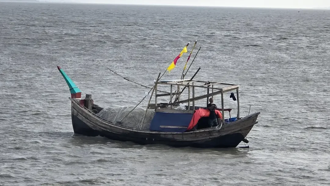 পাঁচ দিন ধরে সাগরে ভাসছেন রাঙ্গাবালীর ১৮ জেলে