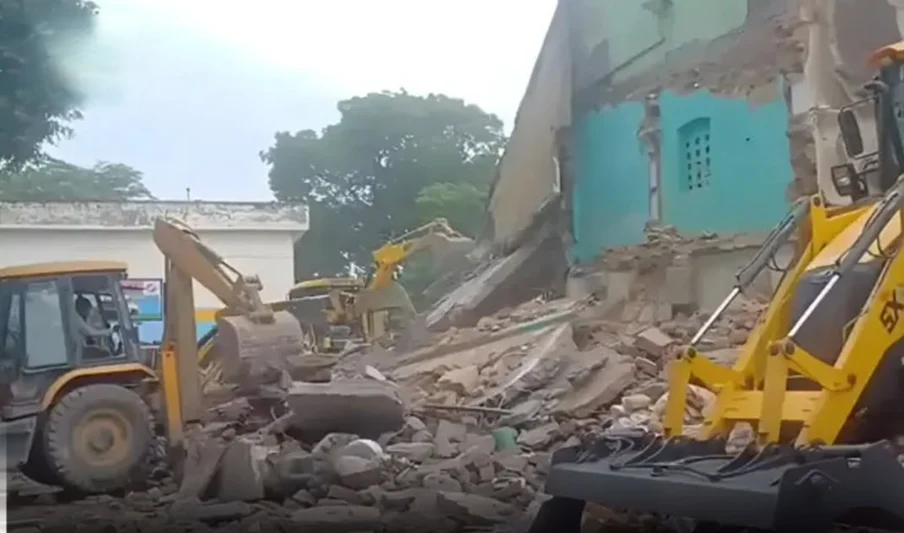 ভারতে উত্তরপ্রদেশের সাহারানপুরে গুঁড়িয়ে দেওয়া হলো দেড়শ বছরের পুরোনো মসজিদ