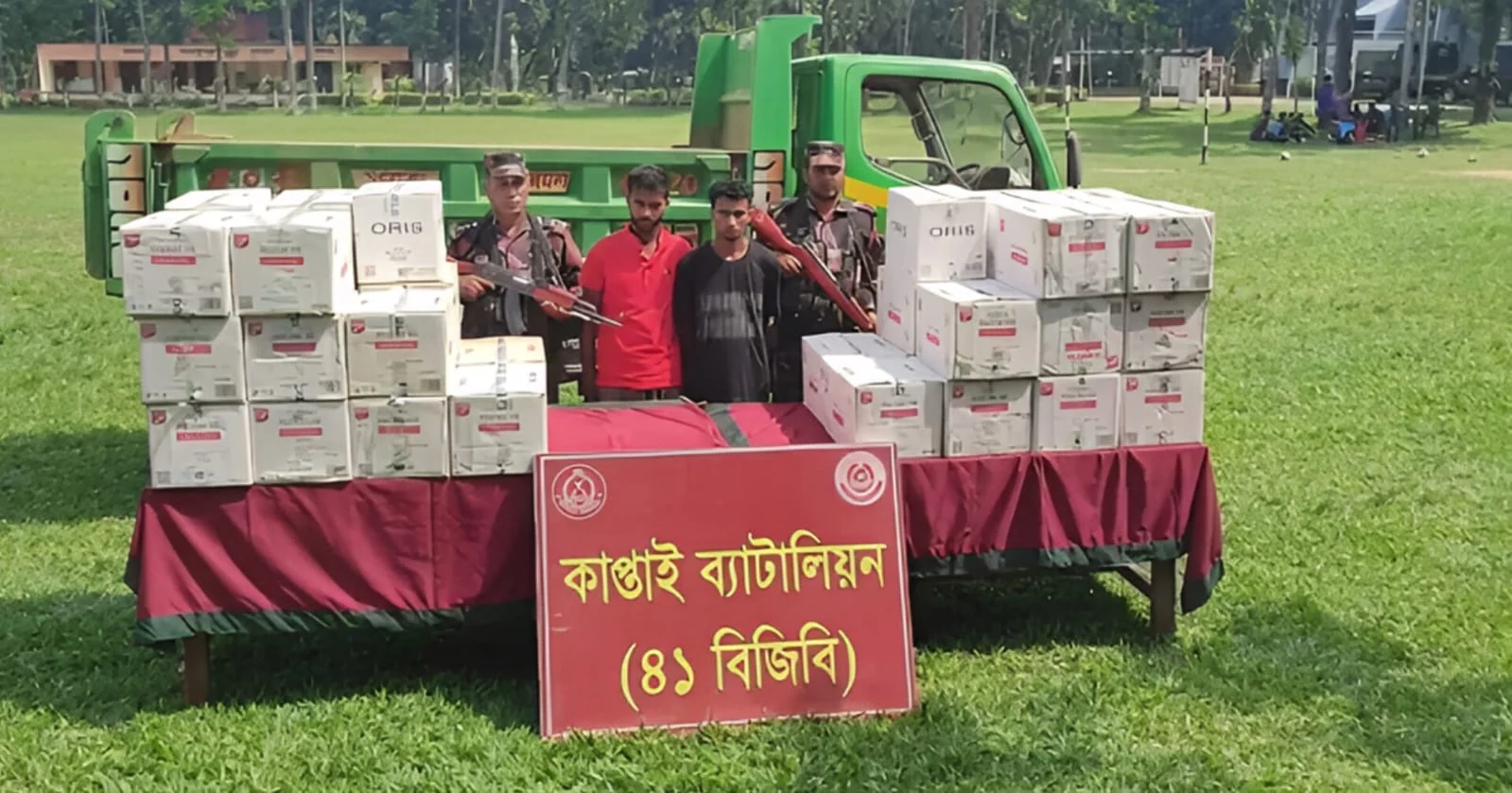 রাঙ্গুনিয়ায় ৮৩ লাখ টাকার অবৈধ সিগারেটসহ ডাম্পার ট্রাক জব্দ, আটক ২