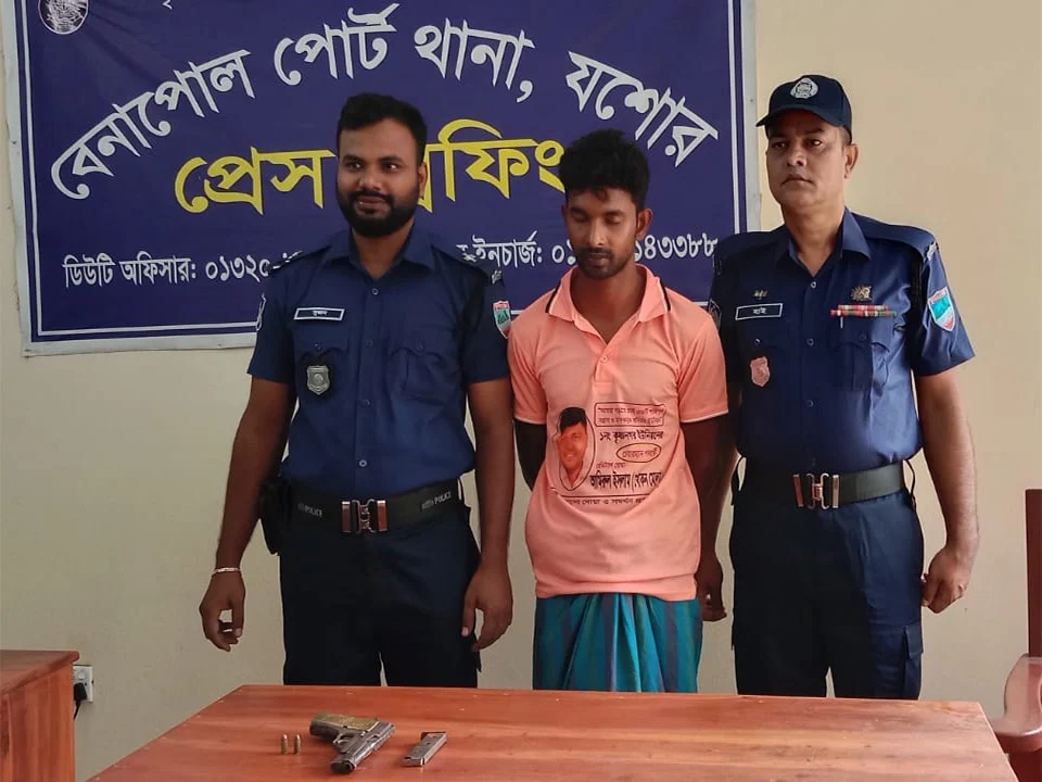 বেনাপোলে পিস্তল, গুলি ও ম্যাগাজিনসহ ভ্যানচালক আটক