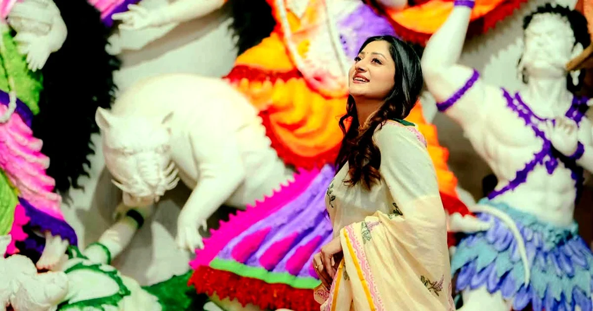 দুর্গা প্রতিমার সামনে পূজা চেরীর মনকাড়া রূপ