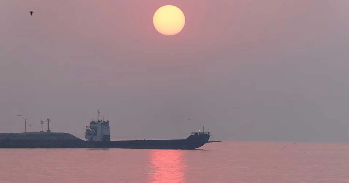 সাত শর্ত পূরণ না হলে হরমুজ খুলবে না ইরান