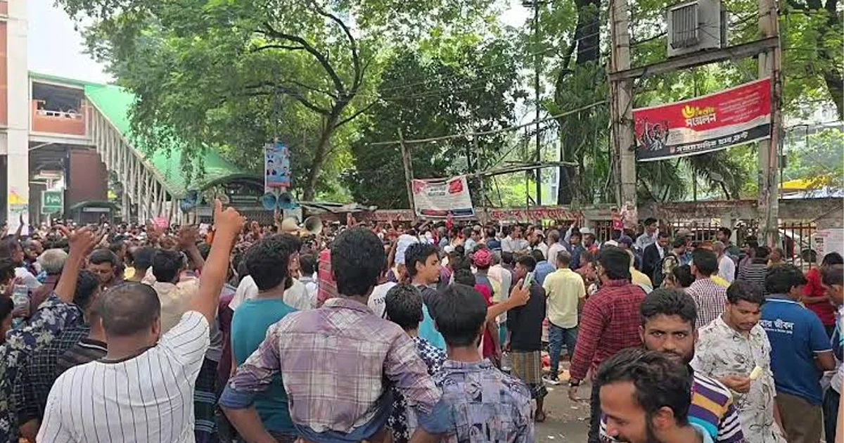 দাবি আদায়ে প্রেস ক্লাবের সামনে অটোচালকদের অবরোধ