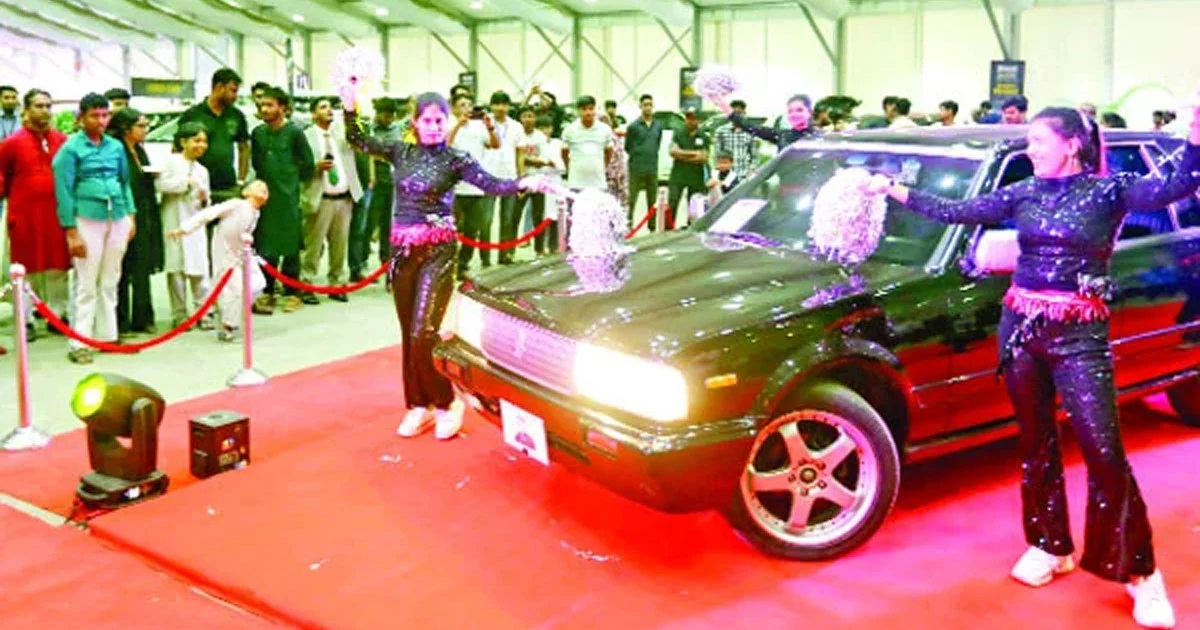 আইসিসিবি: বৃষ্টিতেও জমজমাট সুপার সেল কার বাজার