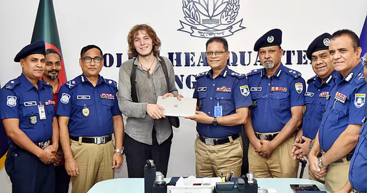 জার্মান পর্যটকের চুরি যাওয়া ল্যাপটপ ফিরিয়ে দিল পুলিশ