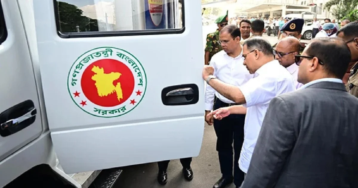 নিরাপদ খাদ্য পরীক্ষার ভ্রাম্যমাণ ল্যাব পরিদর্শন করলেন প্রধানমন্ত্রী