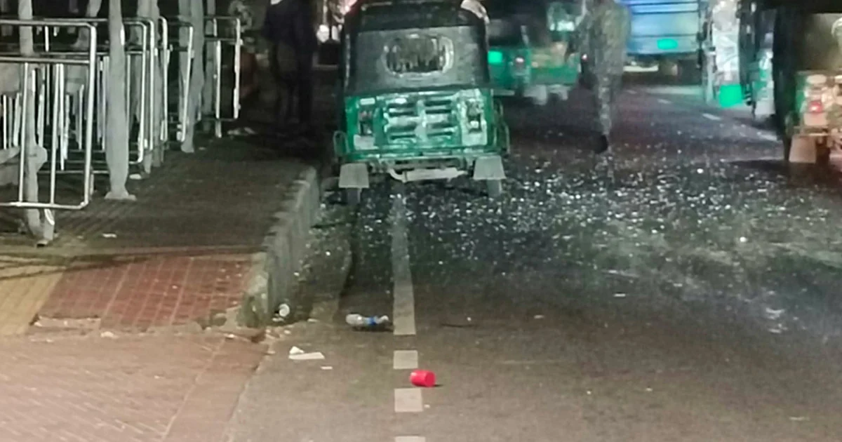 জুলাই স্মৃতি জাদুঘরের সামনে ককটেল বিস্ফোরণ, আহত ১