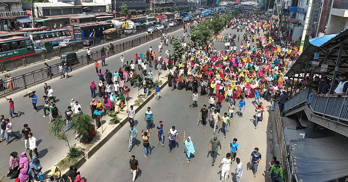 উত্তরায় পোশাকশ্রমিকদের সড়ক অবরোধ
