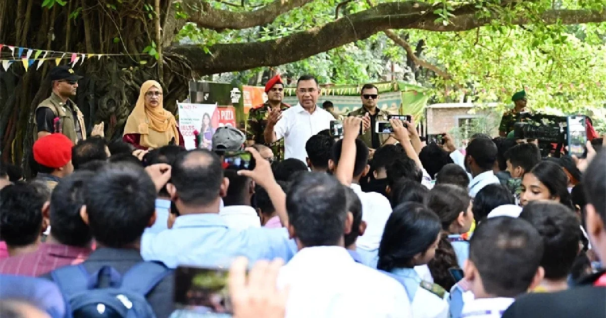 নিজ কলেজ প্রাঙ্গণে প্রধানমন্ত্রী