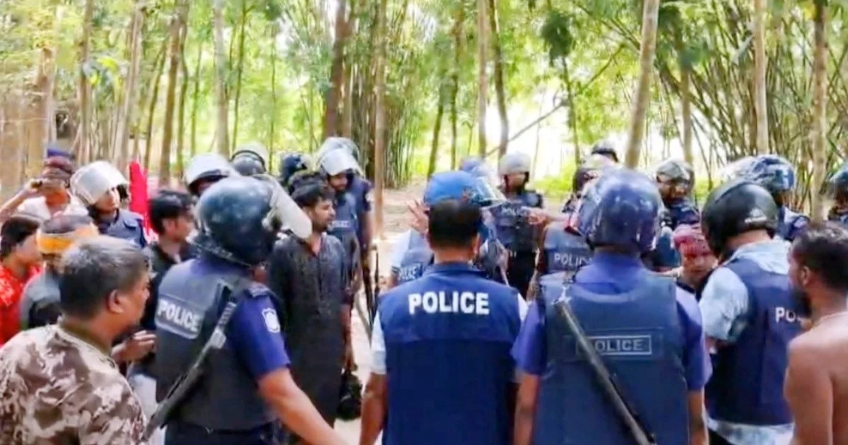 কালীগঞ্জে দুই পক্ষের সংঘর্ষে আহত ৩০, বাড়িঘর-দোকান ভাঙচুর