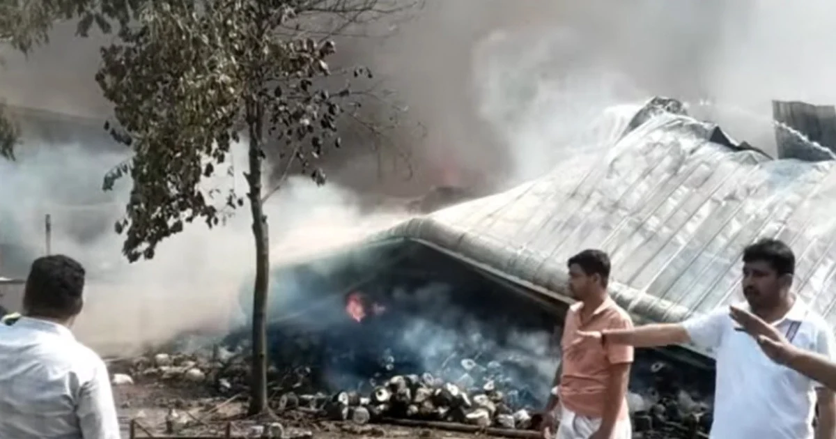 গাজীপুরে গার্মেন্টসের গুদামে আগুন, নিয়ন্ত্রণে ফায়ার সার্ভিসের ৯ ইউনিট