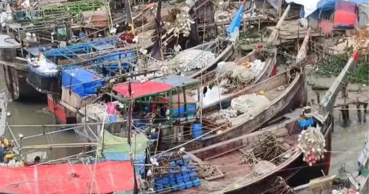 মধ্যরাতে ইলিশ শিকারে সাগরে নামছেন জেলেরা