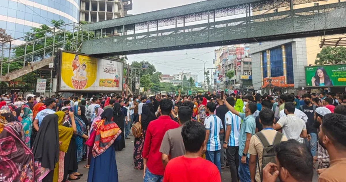 মিরপুরে পোশাকশ্রমিকদের সড়ক অবরোধ, তীব্র যানজট