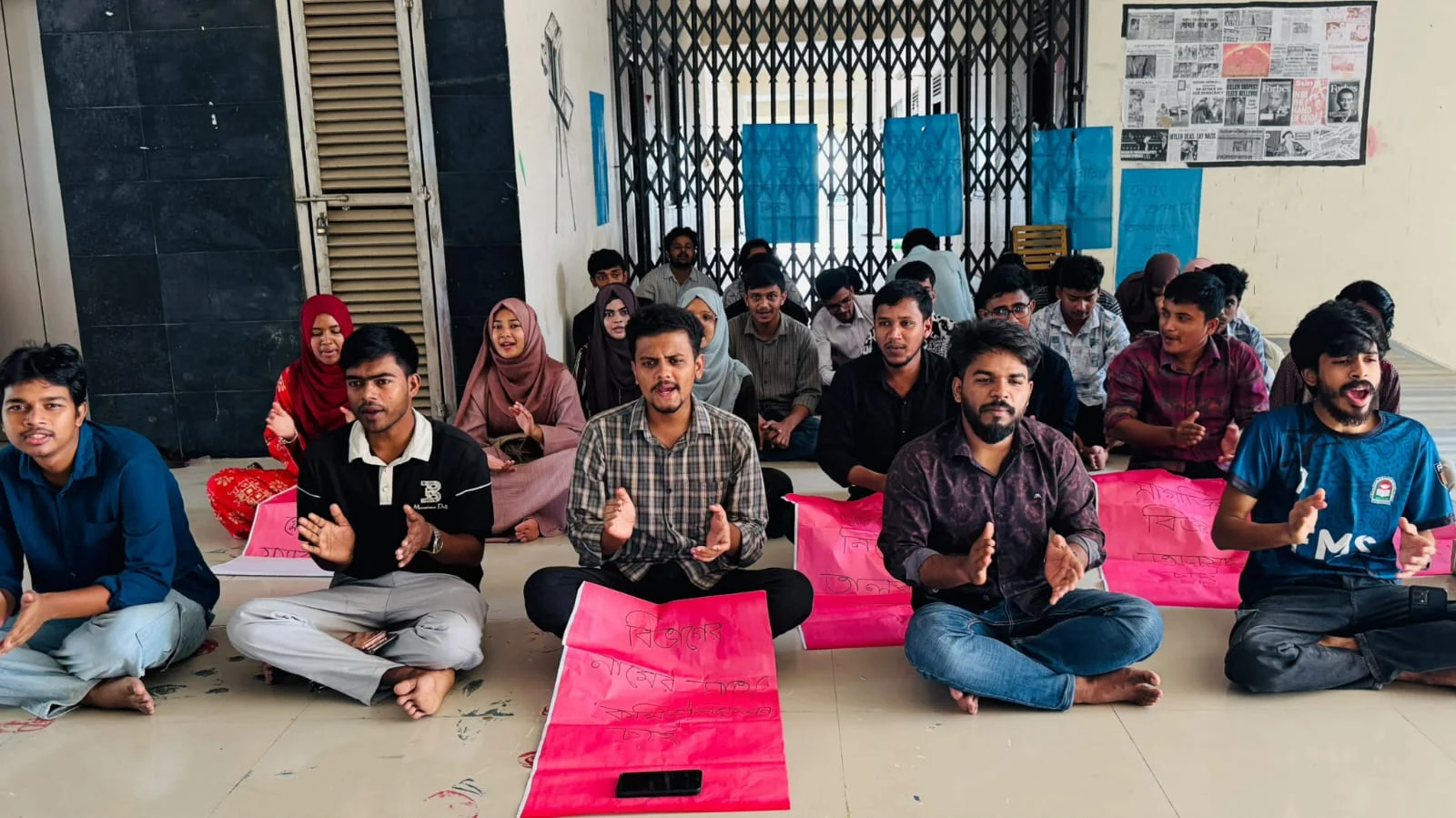 নজরুল বিশ্ববিদ্যালয়ে দুই দাবিতে বিভাগে তালা,অবরুদ্ধ শিক্ষকরা