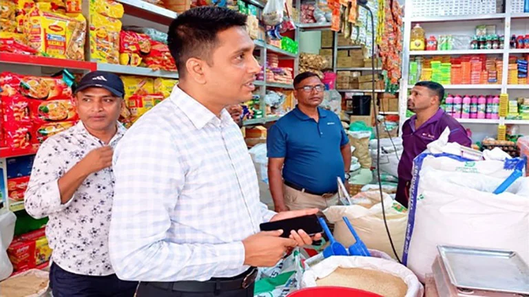 শার্শার বাগআঁচড়া বাজারে ভোক্তা অধিকারের অভিযান, দুই প্রতিষ্ঠানকে জরিমানা