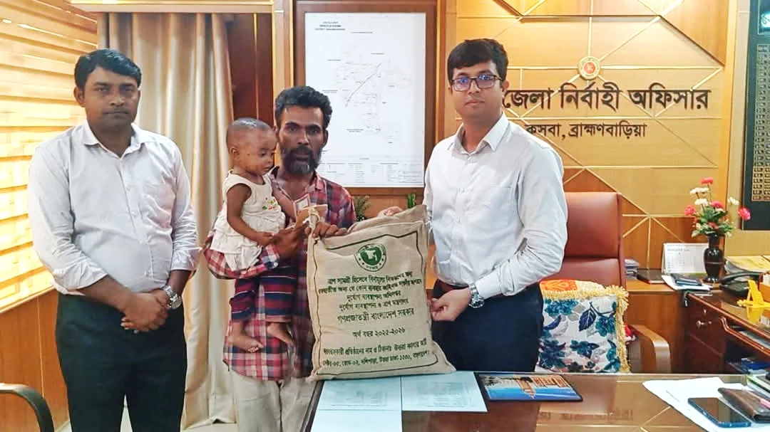অসহায় মেয়ের পাশে কসবার ইউএনও ছামিউল ইসলাম, নগদ অর্থ ও খাদ্য সহায়তা প্রদান
