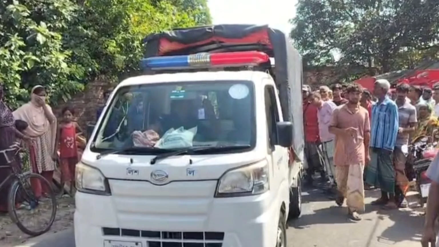 নাটোরের নলডাঙ্গায় ট্রাকচাপায় এক বৃদ্ধা নিহত, ট্রাকচালক আটক