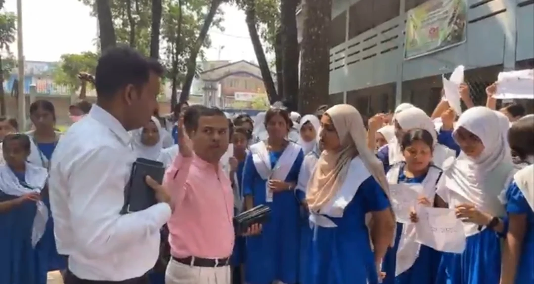 অতিরিক্ত ফি ও অনিয়মের অভিযোগে নাটোরে বালিকা বিদ্যালয়ে বিক্ষোভ