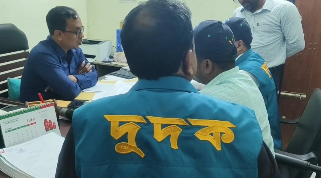 বাগেরহাট বিআরটিএ কার্যালয়ে দুদকের অভিযান, অনিয়মের প্রাথমিক তথ্য মিলেছে