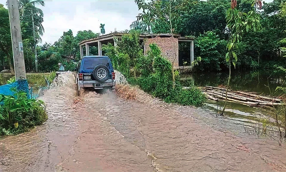 বেনাপোল-খড়িডাঙ্গা সড়কে স্থায়ী জলাবদ্ধতা, দুর্ভোগে ১০ গ্রাম