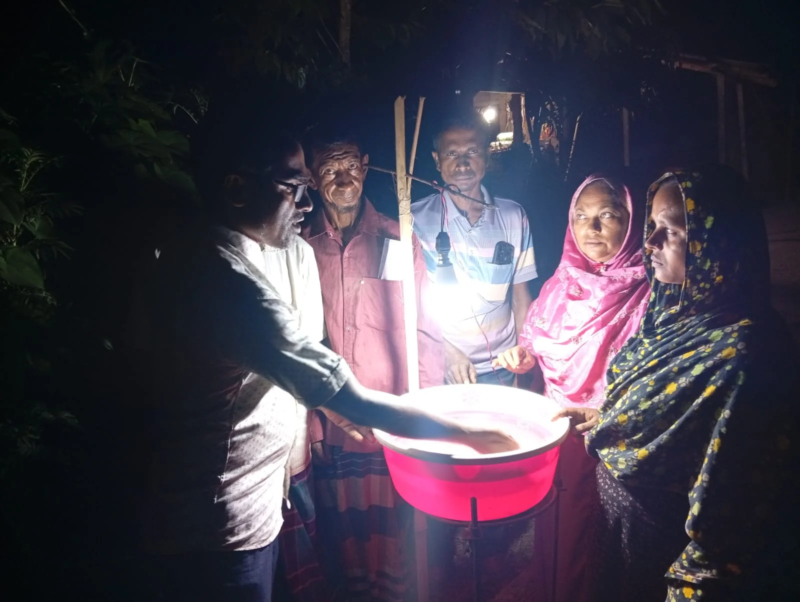 মণিরামপুরে বৈদ্যুতিক বাল্ব জ্বালিয়ে ধানের ক্ষতিকর পোকা শনাক্তকরণ কার্যক্রম অনুষ্ঠিত।