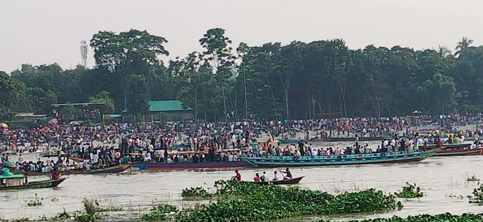 মানিকগঞ্জে অনুষ্ঠিত হলো ঐতিহ্যবাহী নৌকাবাইচ