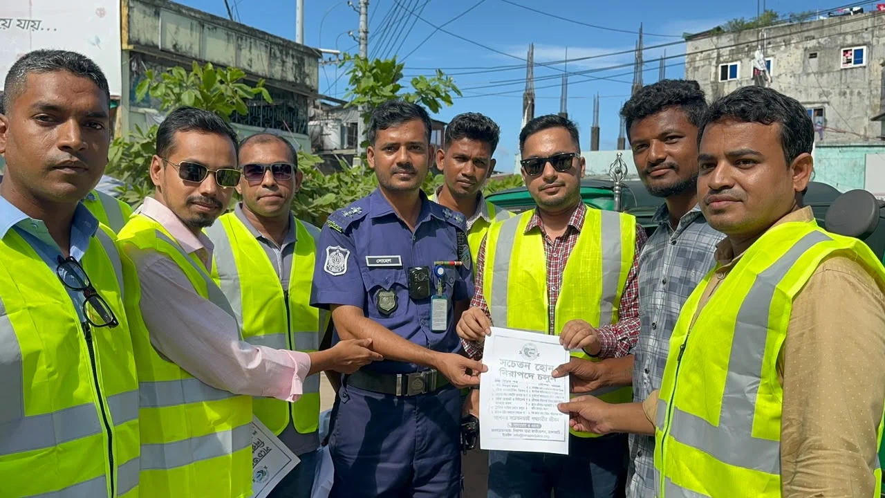 সড়ক ও নৌপথে দুর্ঘটনা এড়াতে রাঙামাটিতে নিরাপদ যাত্রা ফাউন্ডেশনের সচেতনতামূলক প্রচারণা