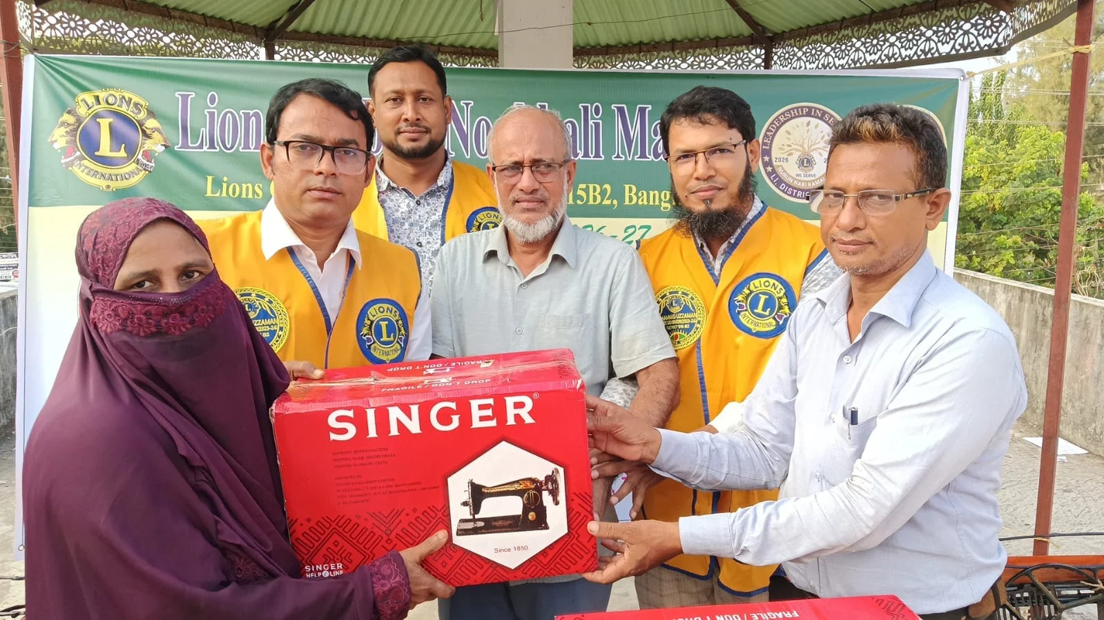 নোয়াখালীতে অসহায় নারীদের স্বাবলম্বী করতে সেলাই মেশিন বিতরণ