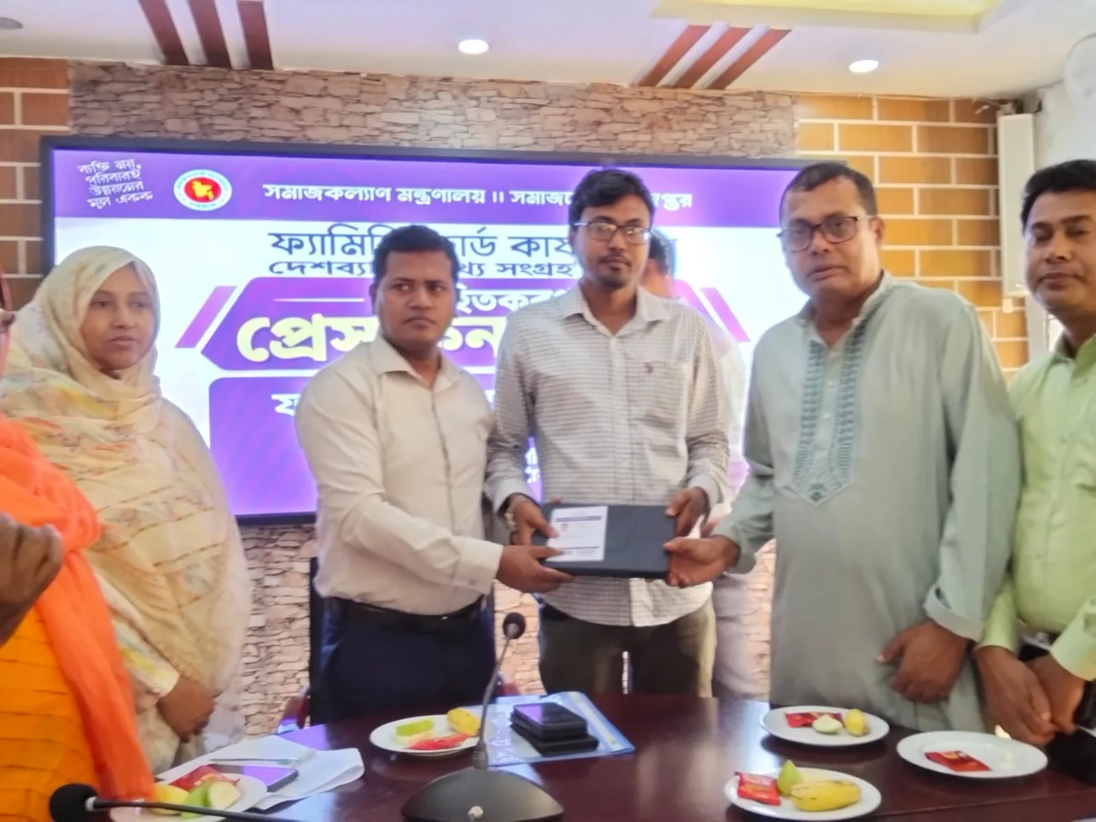 মিঠাপুকুরে ফ্যামিলি কার্ড কর্মসূচির শুভ উদ্বোধন