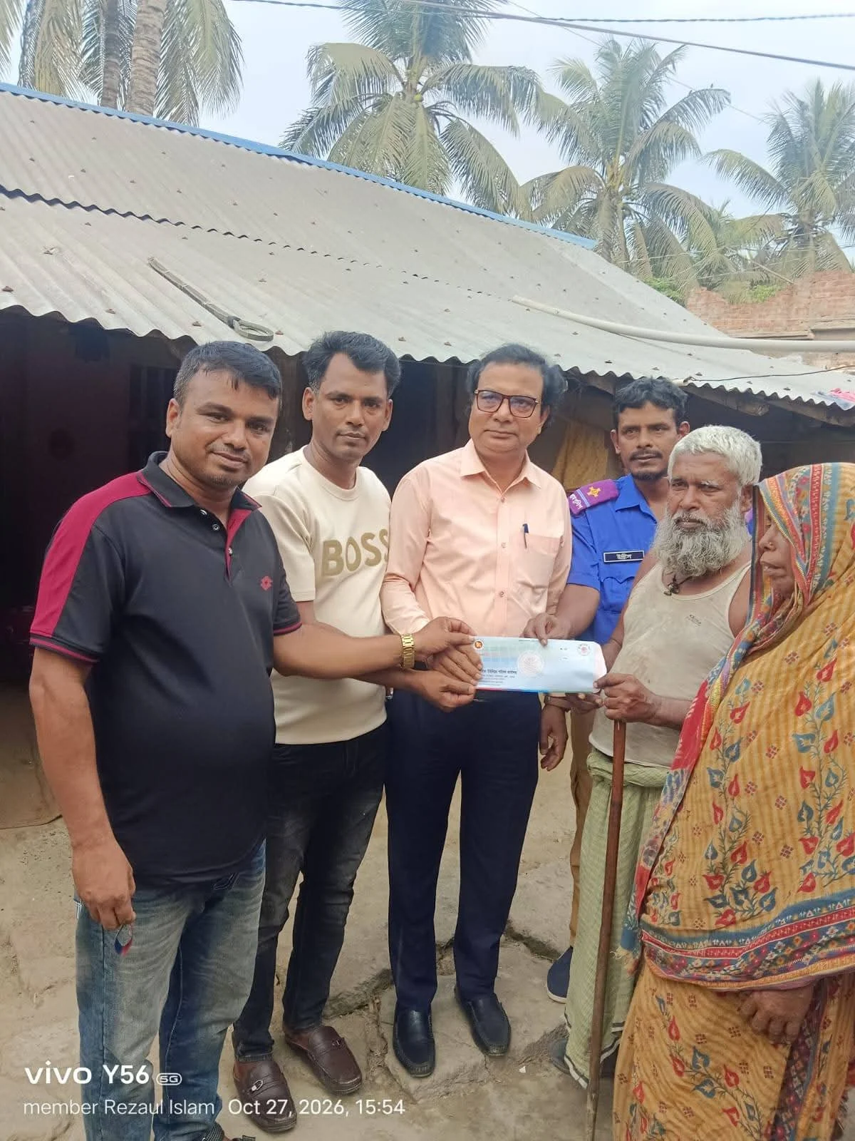 সড়ক দুর্ঘটনায় আহত মমিনের চিকিৎসায় ইউএনওর মানবিক সহায়তা