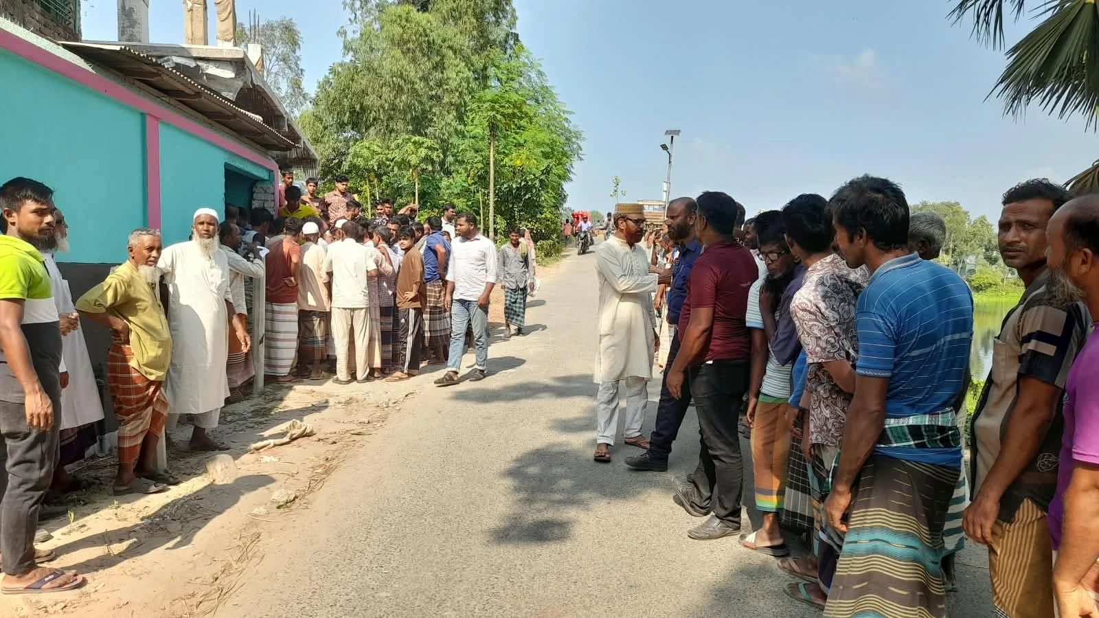 চাটমোহরে অবৈধভাবে মজুত ১১৪ বস্তা সার জব্দ, সরকারি দামে বিক্রি