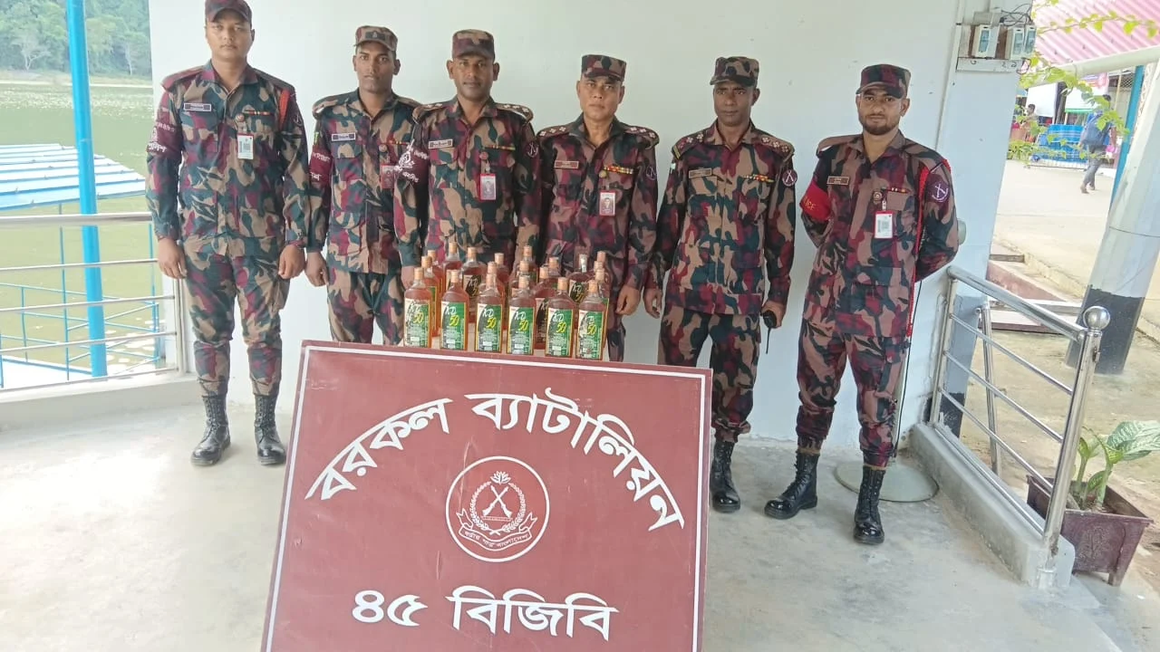 বরকল থেকে রাঙামাটিগামী লঞ্চে ২০ বোতল ভারতীয় হুইস্কি জব্দ করল ৪৫ বিজিবি