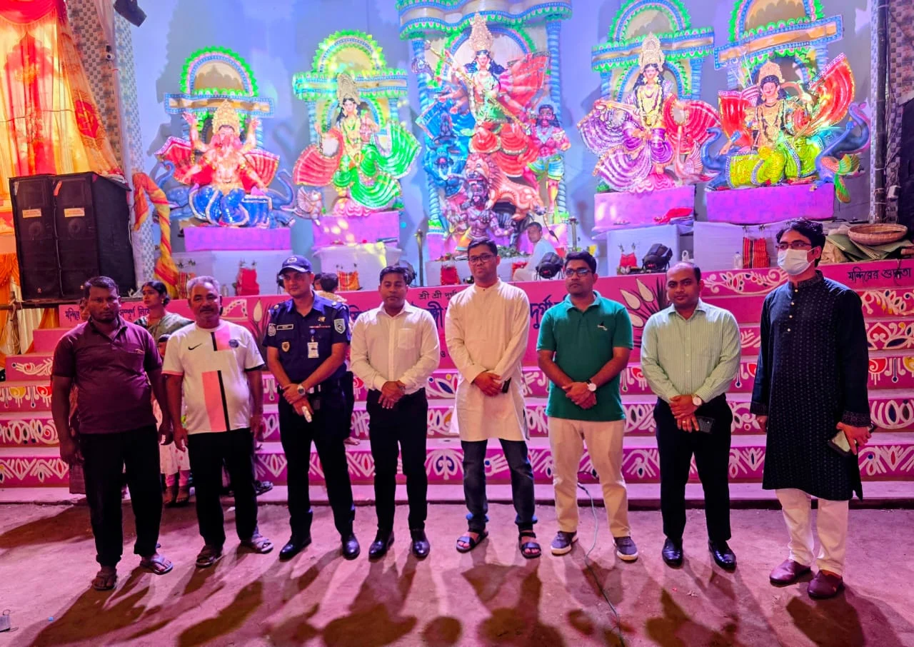 রুহিয়ায় দুর্গাপূজার মহানবমীতে জেলা প্রশাসকের পূজামণ্ডপ পরিদর্শন ও শুভেচ্ছা বিনিময়