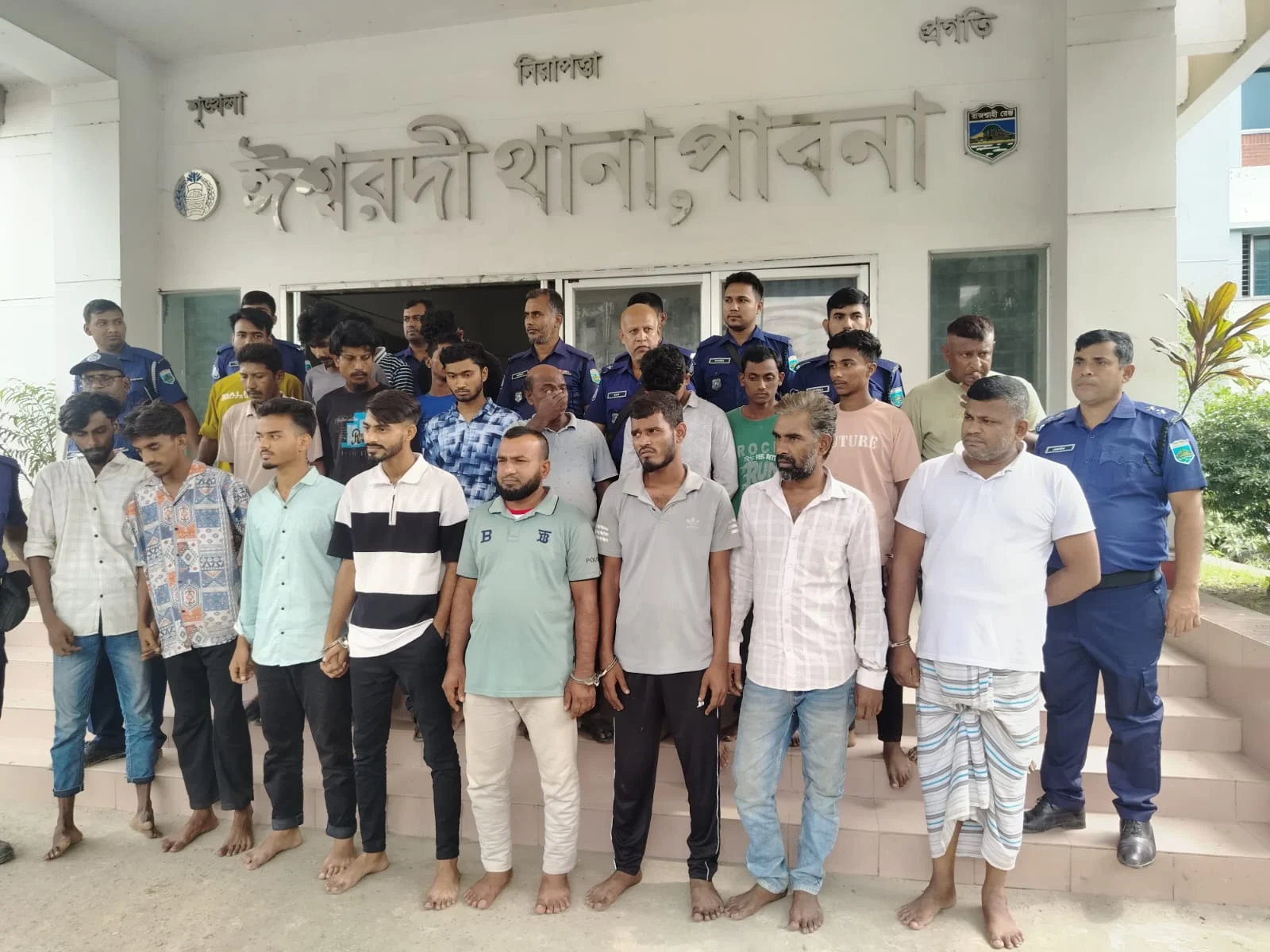ঈশ্বরদীতে বিশেষ অভিযানে গ্রেপ্তার ২৩