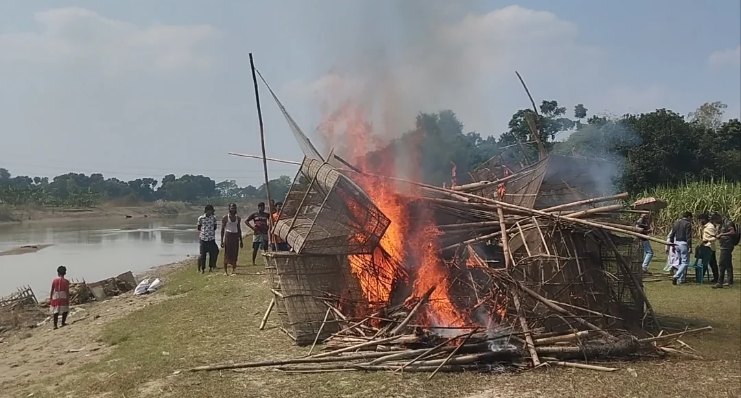 নাটোরের বাগাতিপাড়ায় বড়াল নদীতে অবৈধ বাঁধ উচ্ছেদ, ধ্বংস করা হলো নিষিদ্ধ সরঞ্জাম