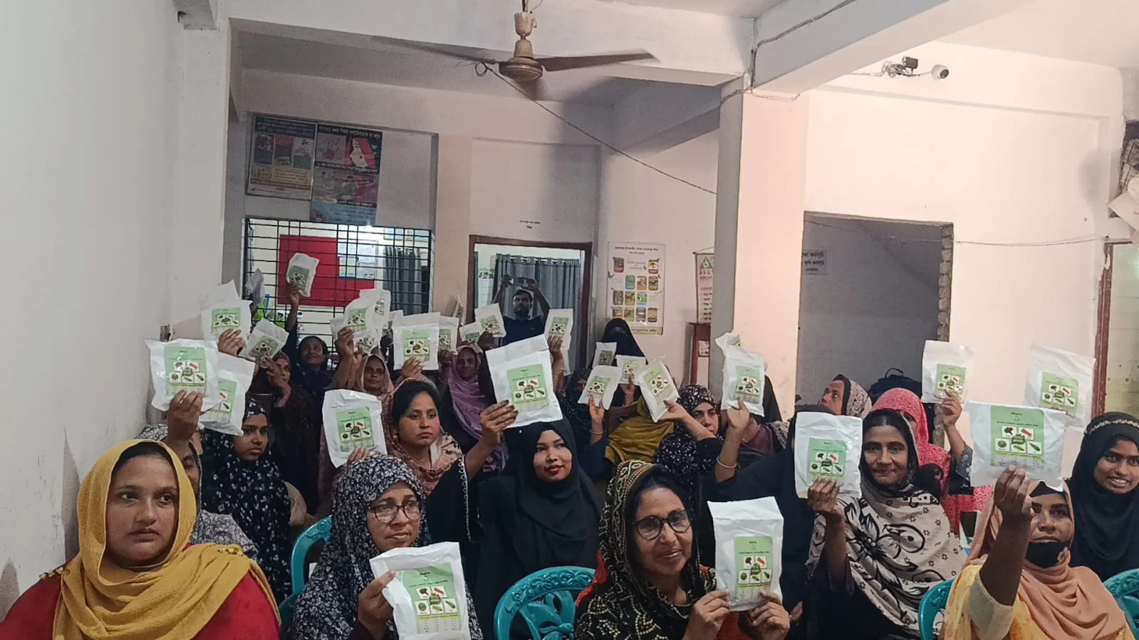পলাশবাড়ীতে বিজ কৃষি কর্মসূচির উদ্যোগে সদস্যদের মাঝে শীতকালীন শাক-সবজির বীজ বিতরণ
