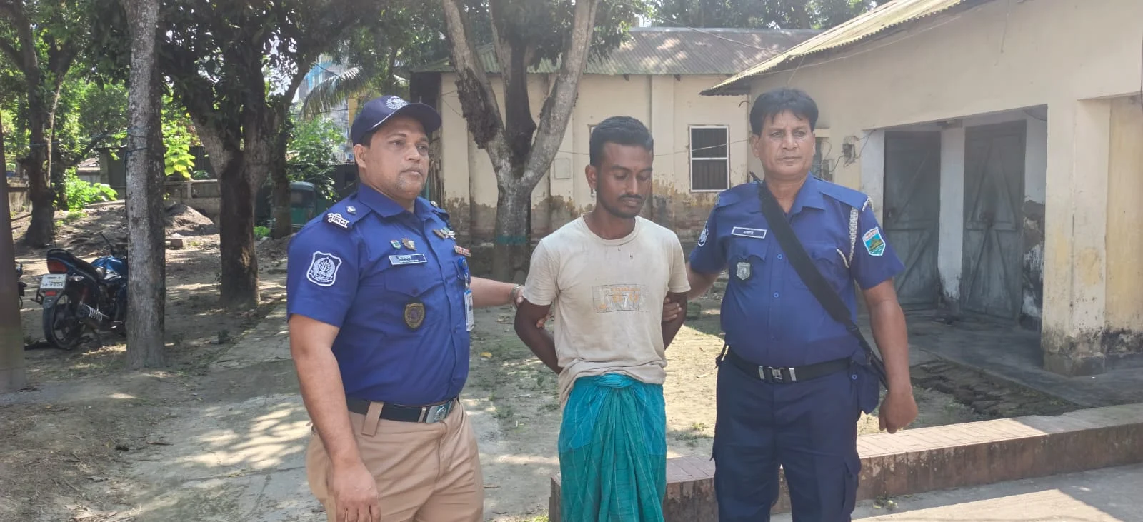 পাবনার ফরিদপুরে মাকে হত্যার অভিযোগে ছেলে আটক