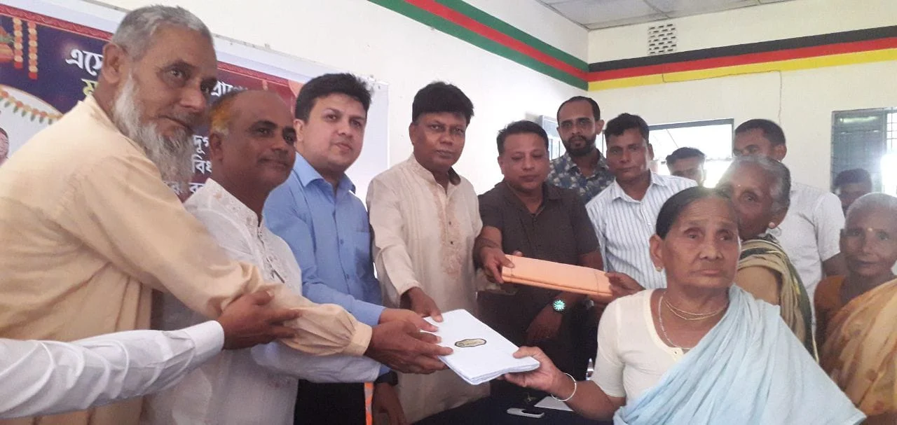 পূজার আনন্দে মানবিক ছোঁয়া: রুহিয়ায় বস্ত্র বিতরণ করল ‘আগামীর স্বপ্ন’