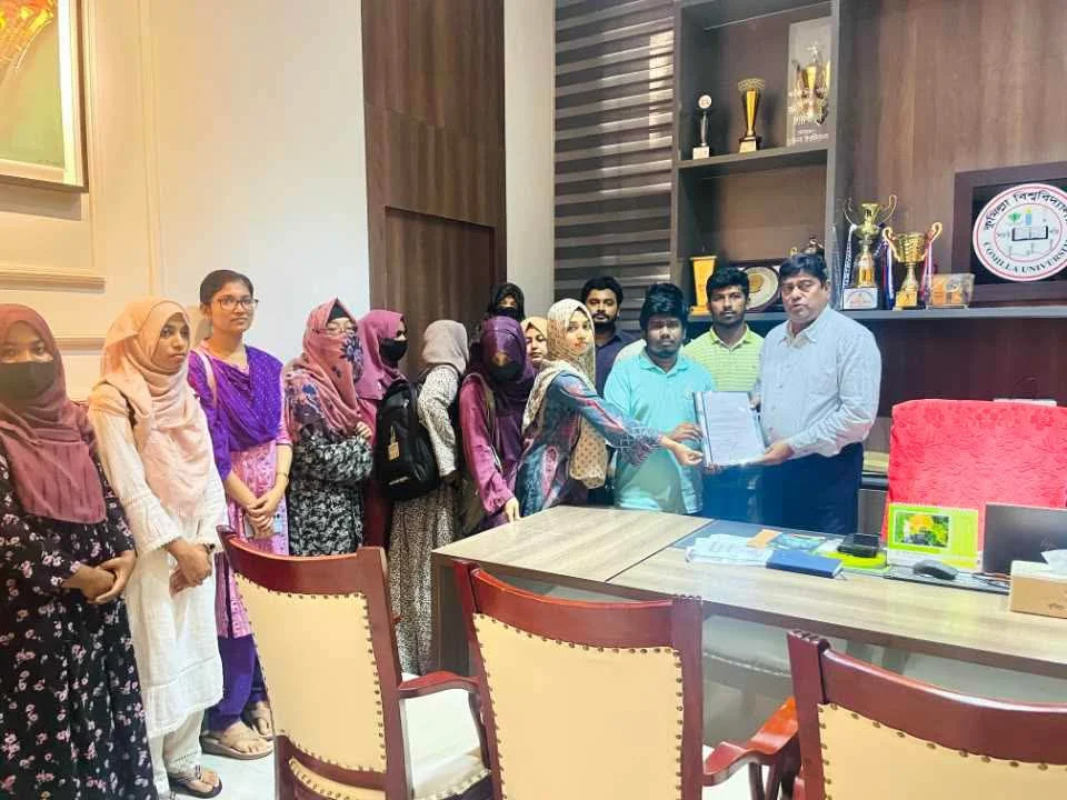 কুবি শিক্ষার্থী ফারজানার মৃত্যুর কারণ উদঘাটনে সহপাঠীদের স্মারকলিপি