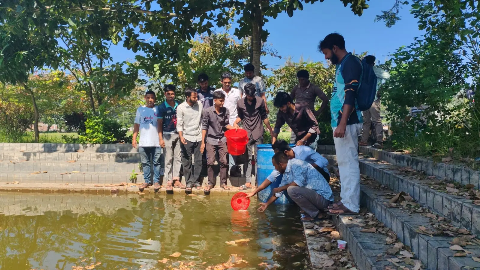 পাবিপ্রবি ছাত্রদলের দুই নেতার উদ্যোগে বিশ্ববিদ্যালয়ের লেকে মাছের পোনা অবমুক্ত