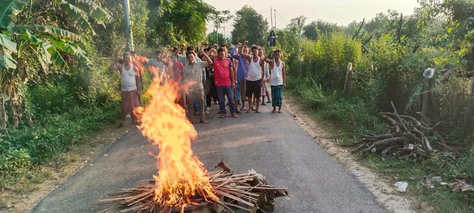 খাগড়াছড়িতে অর্ধদিবস সড়ক অবরোধ চলছে
