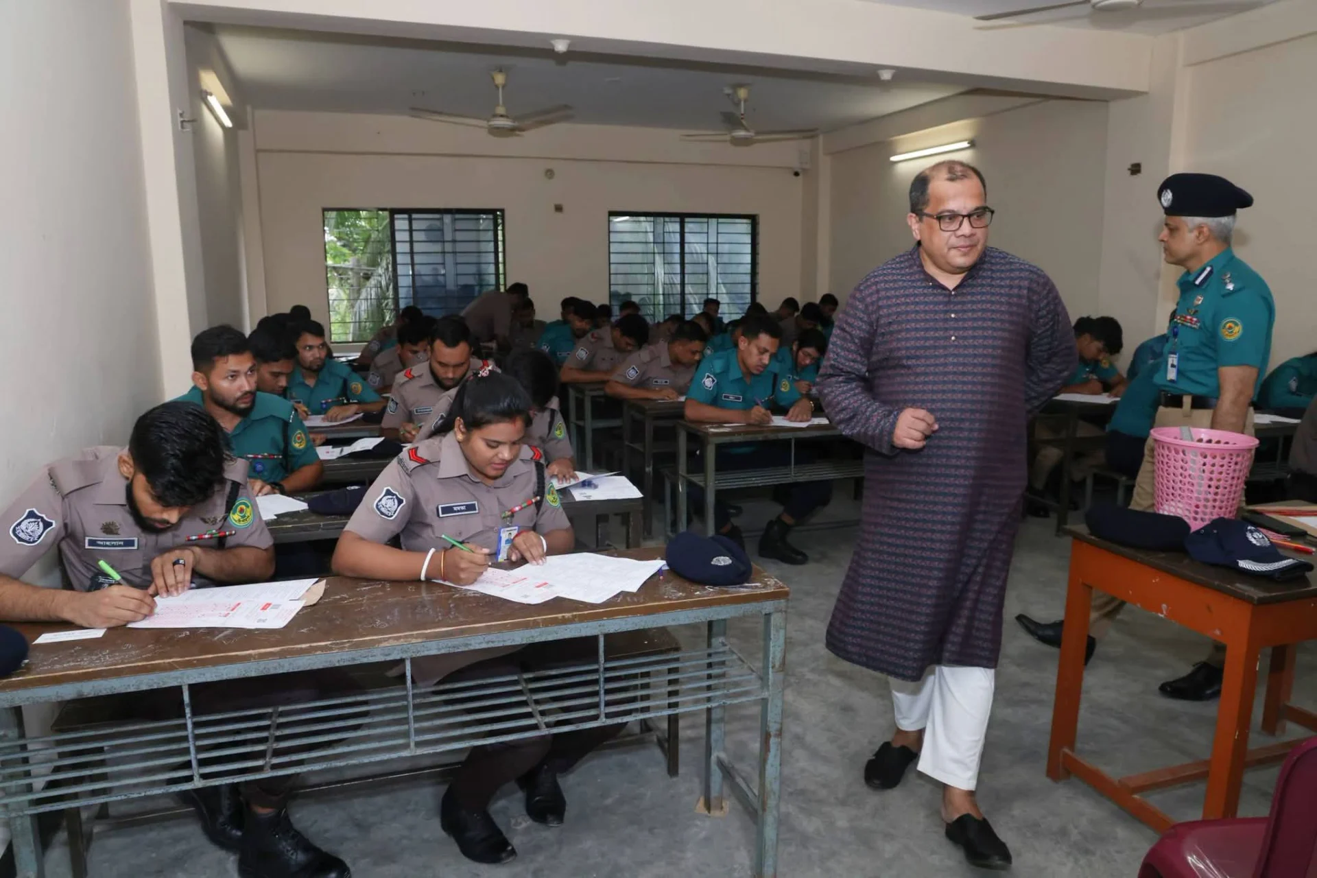 বিভাগীয় পদোন্নতি পরীক্ষা কেন্দ্র পরিদর্শন করলেন সিএমপি কমিশনার